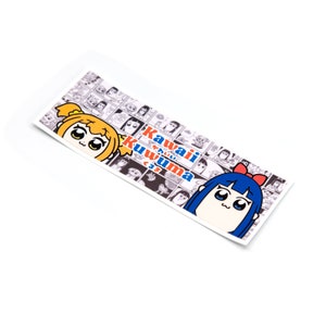 Puede incluir: Una pegatina con dos personajes de anime con el texto "Kawaii Kuwuma" en naranja y negro. El fondo es un collage de paneles de manga en blanco y negro.