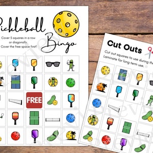 Op de afbeelding: Een printbare pickleball-bingokaart met een gele pickleball, een paddle, een zonnebril, een augurk en een net. De kaart heeft een gratis vakje en instructies om 5 vakjes in een rij of diagonaal te bedekken. Een apart vel met uitsnijdingen van de afbeeldingen op de bingokaart is inbegrepen.