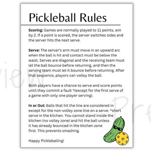 Może przedstawiać: Biały, drukowany znak z zasadami gry w pickleball. Tekst wyjaśnia zasady punktacji, serwisu i gry w/poza boiskiem. Kresk&oacute;wkowy og&oacute;rek w okularach przeciwsłonecznych i ż&oacute;łta piłka do pickleballa. Dla miłośnik&oacute;w pickleballa.