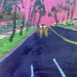 Op de afbeelding: Een impressionistisch schilderij van een weg in de schemering. De weg is donkerblauw met een gele lijn in het midden. Bomen staan langs de zijkanten van de weg en de lucht is felroze. Een witte pijl wijst naar links.