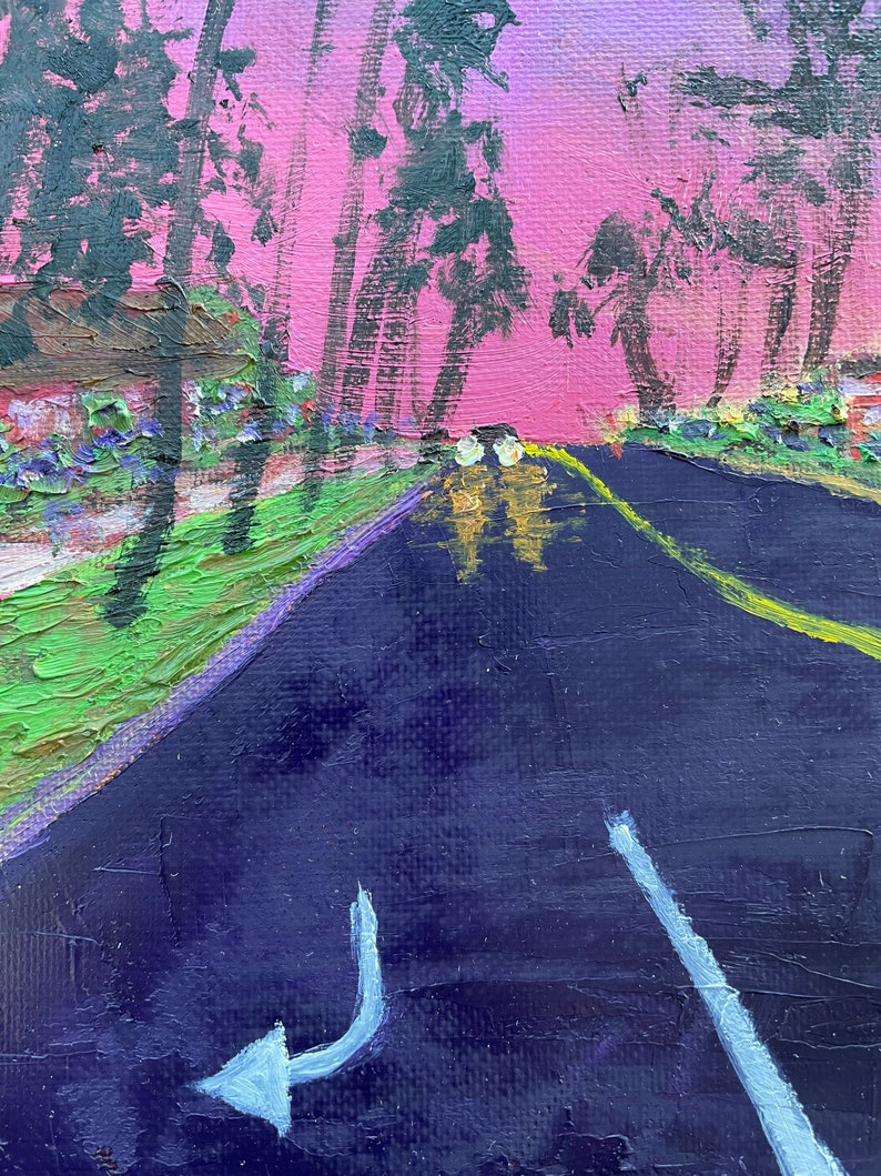 Op de afbeelding: Een impressionistisch schilderij van een weg in de schemering. De weg is donkerblauw met een gele lijn in het midden. Bomen staan langs de zijkanten van de weg en de lucht is felroze. Een witte pijl wijst naar links.