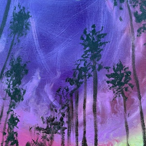 Op de afbeelding: Een origineel schilderij toont een nachtlandschap met lange, donkere bomen tegen een levendige lucht. De lucht gaat over van diep paars naar roze en geel, met een halve maan. Het kunstwerk roept een gevoel van sereniteit op.