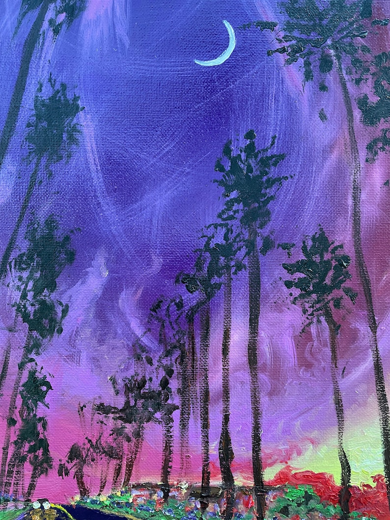 Op de afbeelding: Een origineel schilderij toont een nachtlandschap met lange, donkere bomen tegen een levendige lucht. De lucht gaat over van diep paars naar roze en geel, met een halve maan. Het kunstwerk roept een gevoel van sereniteit op.