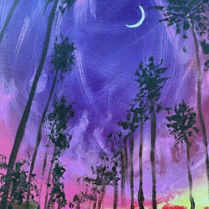 Op de afbeelding: Een acrylverfschilderij van een nachtelijk landschap met een weg die in de verte leidt. De lucht gaat over van roze naar paars, met een halve maan. Hoge, donkere bomen staan langs de weg.