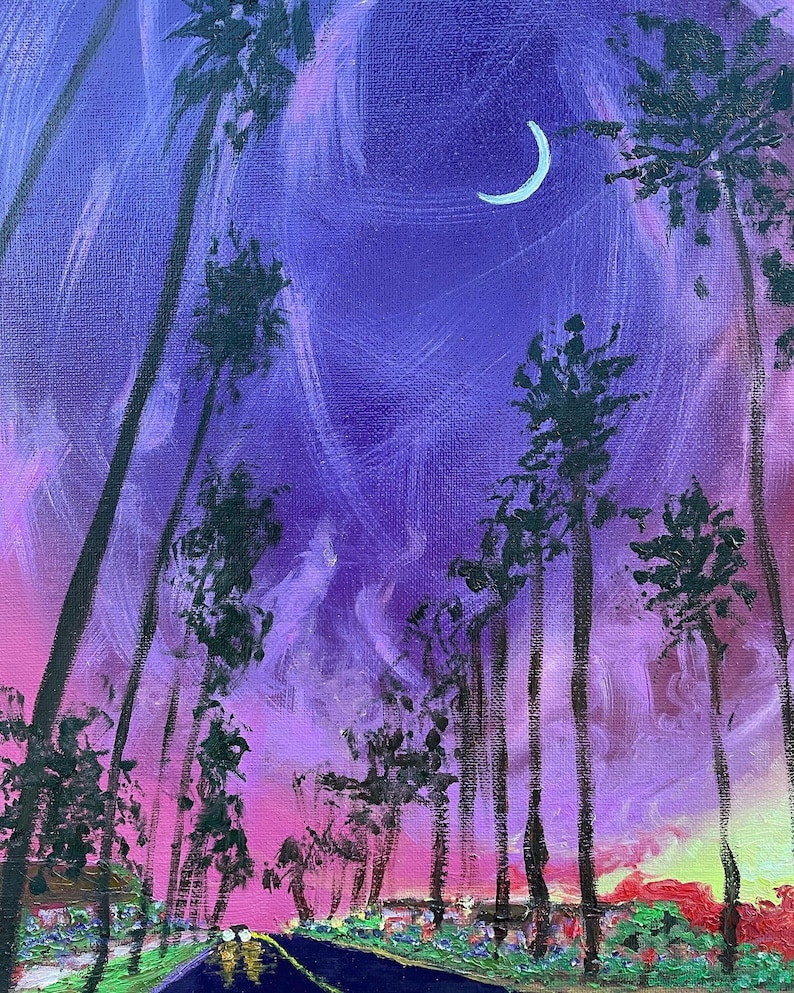 Op de afbeelding: Een acrylverfschilderij van een nachtelijk landschap met een weg die in de verte leidt. De lucht gaat over van roze naar paars, met een halve maan. Hoge, donkere bomen staan langs de weg.