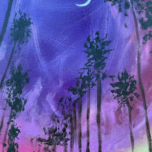 Op de afbeelding: Een origineel schilderij dat een nachtelijke bossc&egrave;ne uitbeeldt. Hoge, donkere bomen zijn silhouetten tegen een levendige lucht van paarse, roze en gele tinten. Een halve maan is zichtbaar in het bovenste deel van het schilderij.