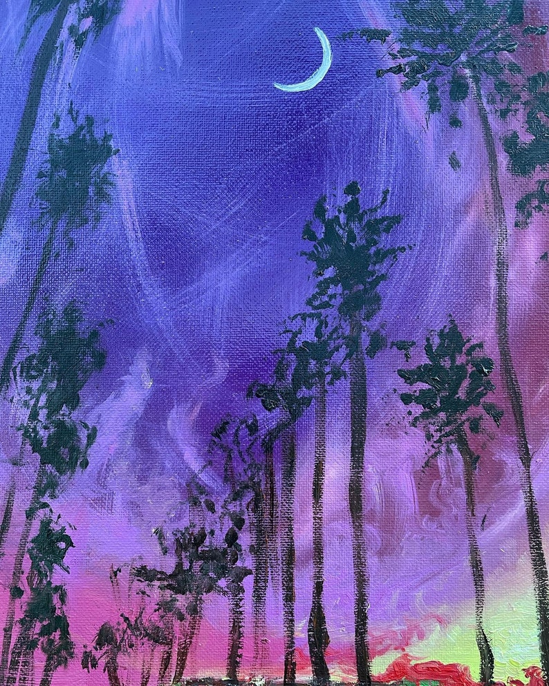 Op de afbeelding: Een origineel schilderij dat een nachtelijke bossc&egrave;ne uitbeeldt. Hoge, donkere bomen zijn silhouetten tegen een levendige lucht van paarse, roze en gele tinten. Een halve maan is zichtbaar in het bovenste deel van het schilderij.