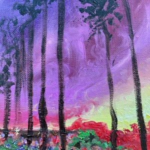 Op de afbeelding: Origineel olieverfschilderij dat een zonsondergangsc&egrave;ne uitbeeldt. Hoge, donkere bomen staan op de voorgrond tegen een levendige lucht van paarse, roze en gele tinten. De onderkant van het schilderij toont een rij rode en groene bladeren.