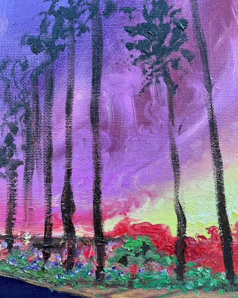 Op de afbeelding: Origineel olieverfschilderij dat een zonsondergangsc&egrave;ne uitbeeldt. Hoge, donkere bomen staan op de voorgrond tegen een levendige lucht van paarse, roze en gele tinten. De onderkant van het schilderij toont een rij rode en groene bladeren.