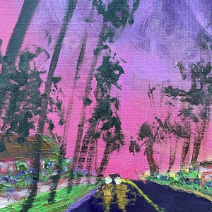 Op de afbeelding: Een impressionistisch schilderij van een weg in de schemering. De lucht gaat over van roze naar paars, met donkergroene bomen langs de weg. Koplampen weerspiegelen op het donkerblauwe asfalt, waardoor een gevoel van diepte en beweging ontstaat.