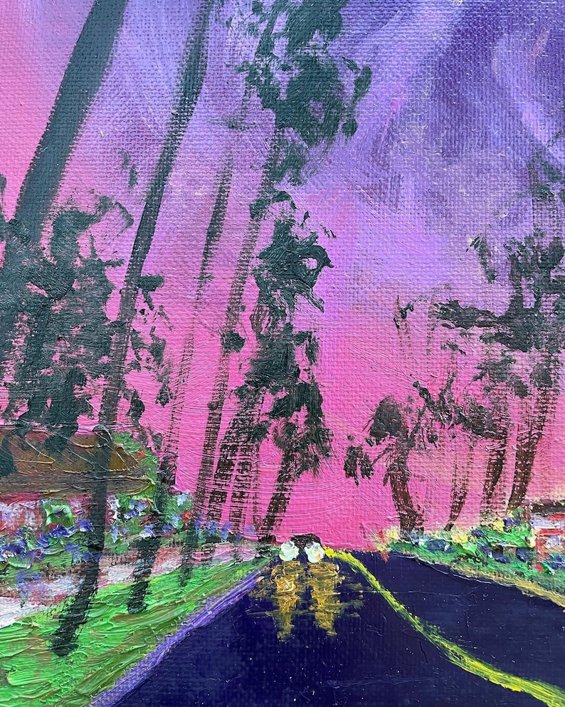 Op de afbeelding: Een impressionistisch schilderij van een weg in de schemering. De lucht gaat over van roze naar paars, met donkergroene bomen langs de weg. Koplampen weerspiegelen op het donkerblauwe asfalt, waardoor een gevoel van diepte en beweging ontstaat.