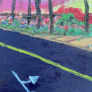 Op de afbeelding: Een impressionistisch olieverfschilderij van een weg met een gele lijn, een blauw wegwijzerbord en een rij bomen. De lucht gaat over van roze naar geel en een rij kleurrijke bloemen omzoomt de rand van de weg.