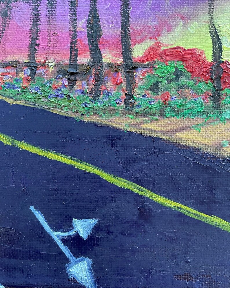 Op de afbeelding: Een impressionistisch olieverfschilderij van een weg met een gele lijn, een blauw wegwijzerbord en een rij bomen. De lucht gaat over van roze naar geel en een rij kleurrijke bloemen omzoomt de rand van de weg.