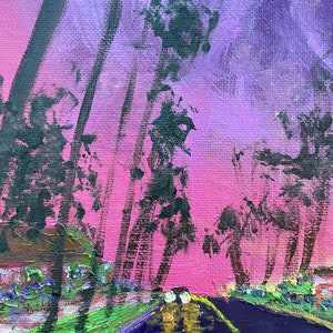 Op de afbeelding: Een olieverfschilderij dat een weg in de schemering toont, met een paarse en roze lucht. Donkergroene bomen staan langs de weg en de weg is diepblauw met een gele streep. De schilderstijl is impressionistisch, met zichtbare penseelstreken.