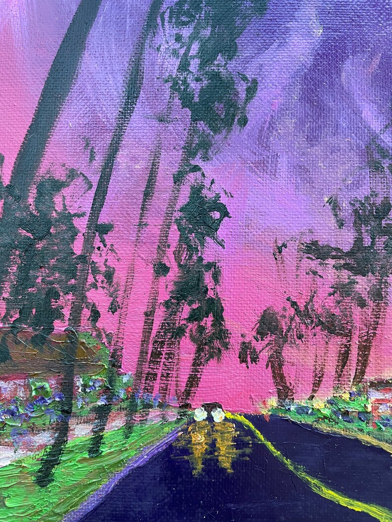 Op de afbeelding: Een olieverfschilderij dat een weg in de schemering toont, met een paarse en roze lucht. Donkergroene bomen staan langs de weg en de weg is diepblauw met een gele streep. De schilderstijl is impressionistisch, met zichtbare penseelstreken.