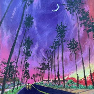 Op de afbeelding: Een acrylverfschilderij van een weg met palmbomen onder een paarse en roze lucht bij zonsondergang. Een maansikkel is zichtbaar. De weg heeft een gele middenlijn.