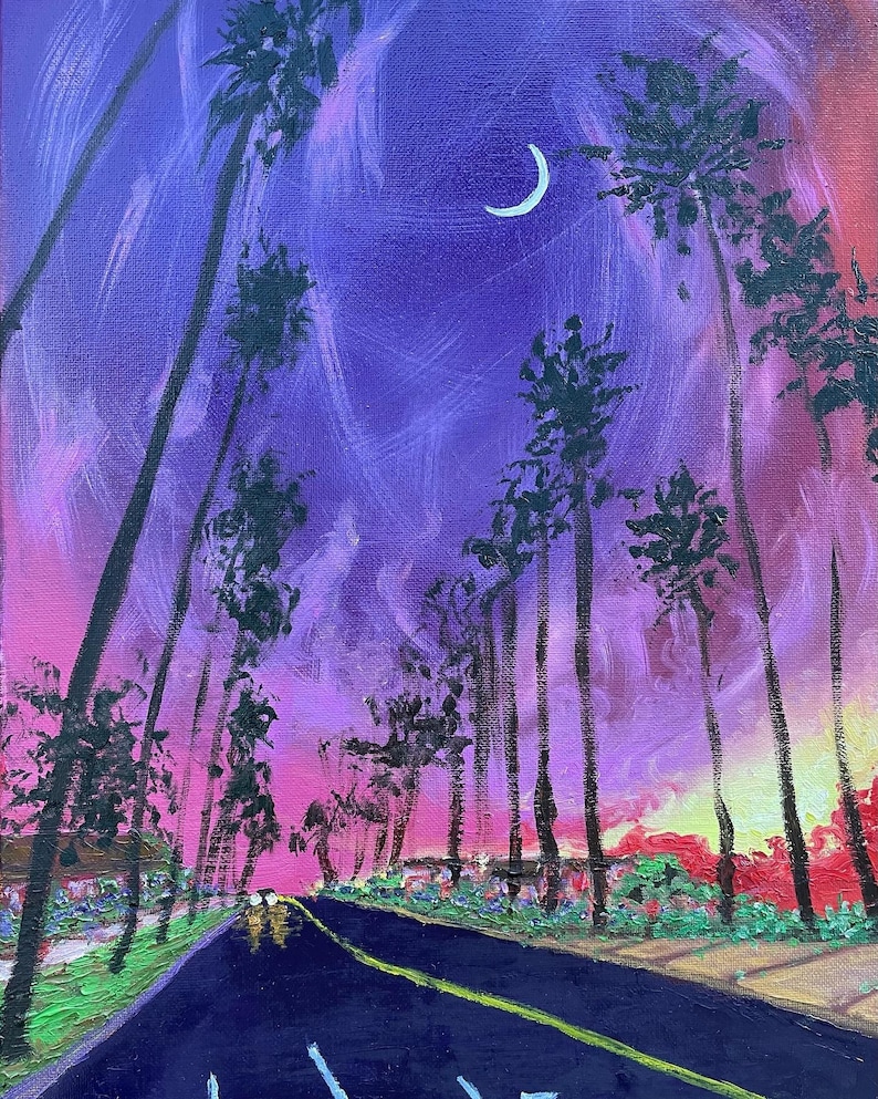 Op de afbeelding: Een acrylverfschilderij van een weg met palmbomen onder een paarse en roze lucht bij zonsondergang. Een maansikkel is zichtbaar. De weg heeft een gele middenlijn.