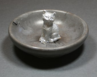 Charcoal gray concrete ring dish with a gray sitting cat, coin, trinket bowl, gift for her or him, gift for cat lover, jewelry