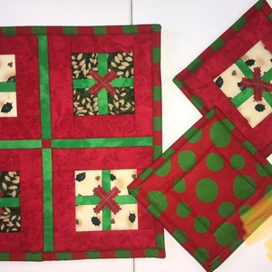Set of 3 Christmas placemat/pan holder with 2 coasters, quilted