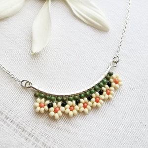 Daisy chain bar necklace