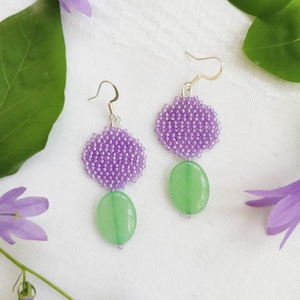 Disco morado con piedra verde