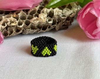 Beaded heart ring - black & neon yellow