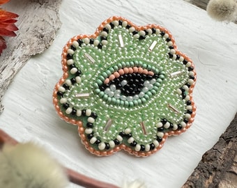 Blooming eye brooch - sea foam