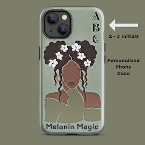 Op de afbeelding: Een groene telefoonhoes met een zwarte en bruine illustratie van een vrouw met bloemen in haar haar. De tekst "Melanin Magic" staat gedrukt op de onderkant van de hoes. De hoes kan worden gepersonaliseerd met 2-3 initialen.