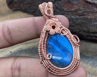 Ciondolo in filo di rame e labradorite: gioielli con pietre preziose ossidate - Italia