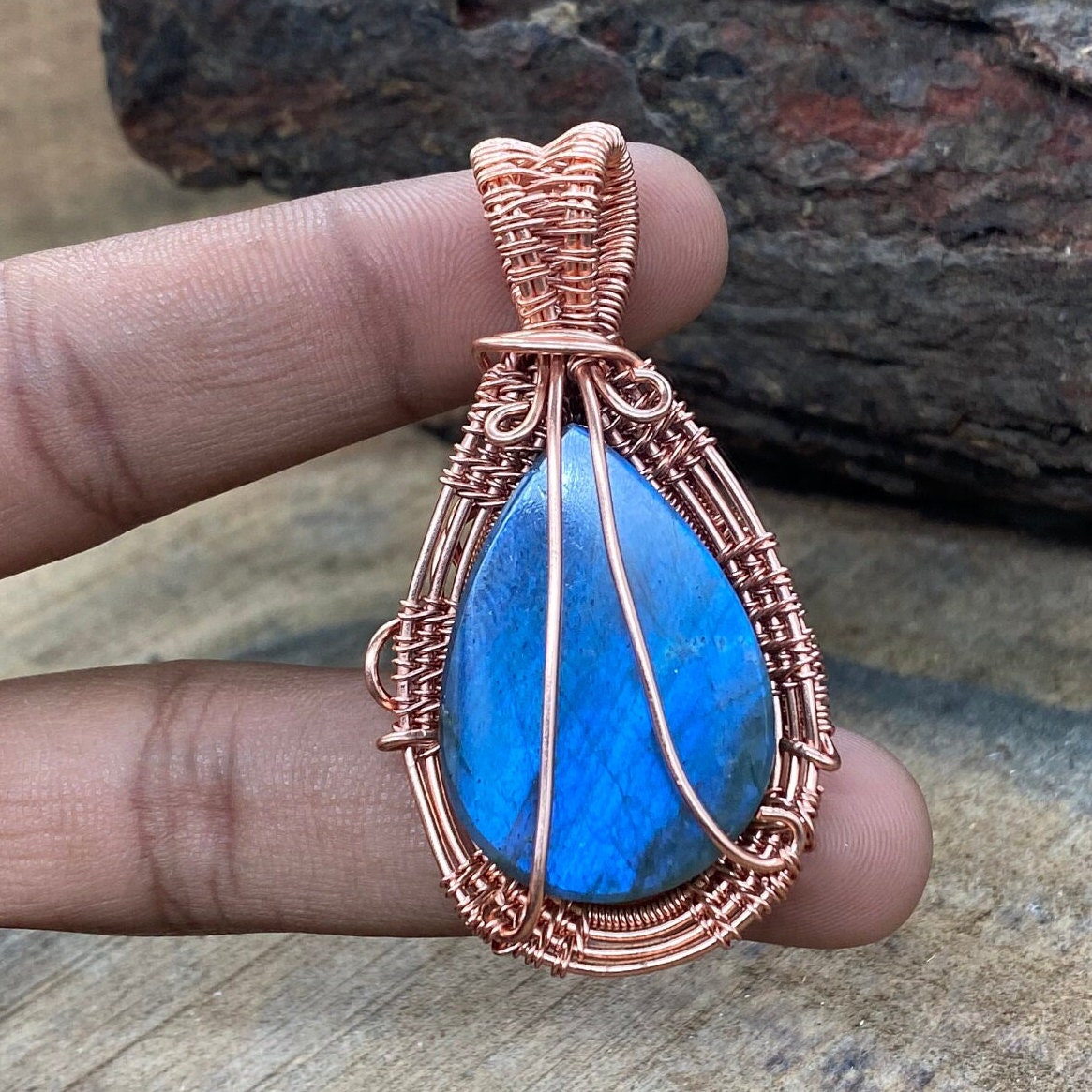 Ciondolo fatto a mano con filo di rame avvolto: pietra preziosa di labradorite blu - Italia