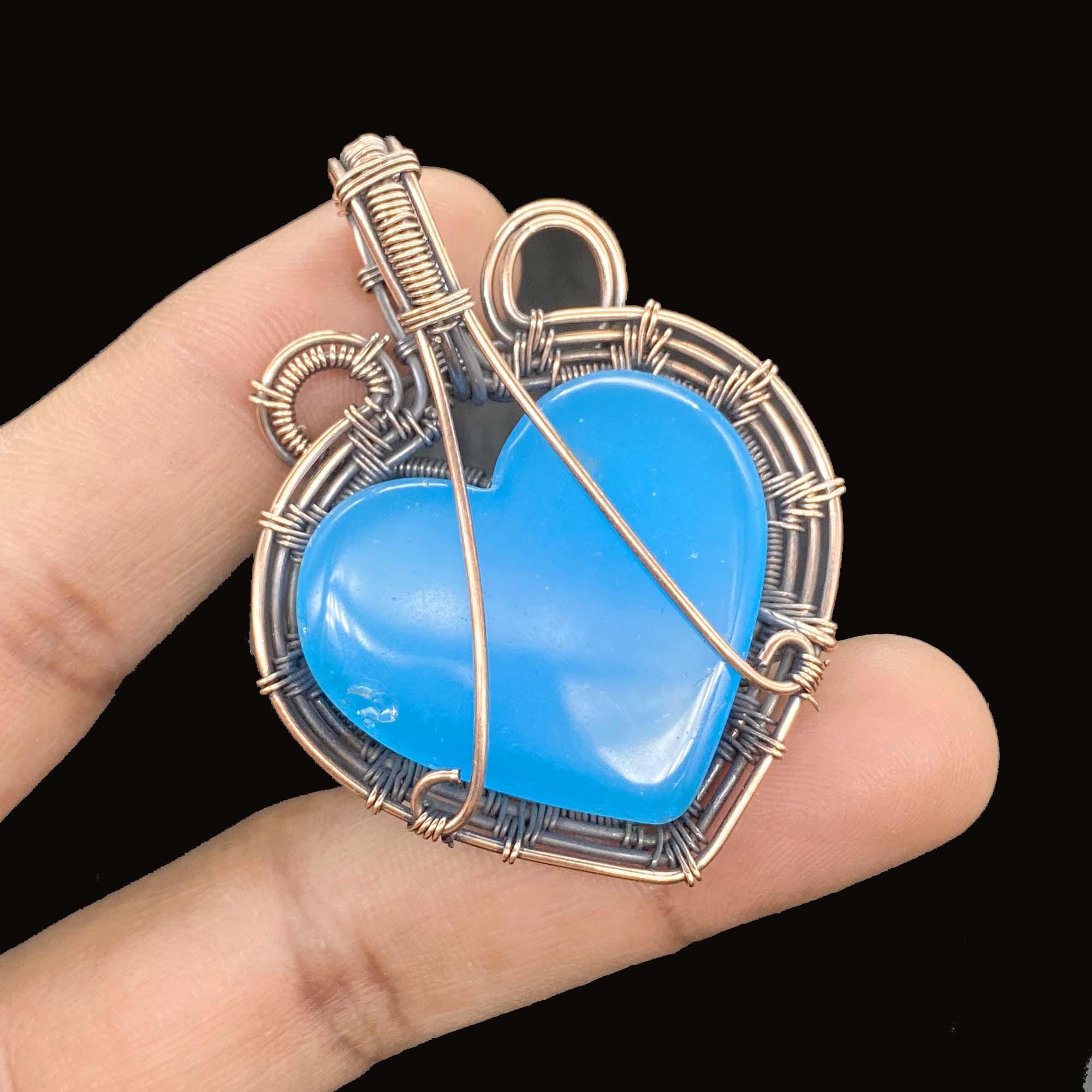 ブルーカルセドニーのハートペンダント：ハンドメイドの酸化銅線で巻