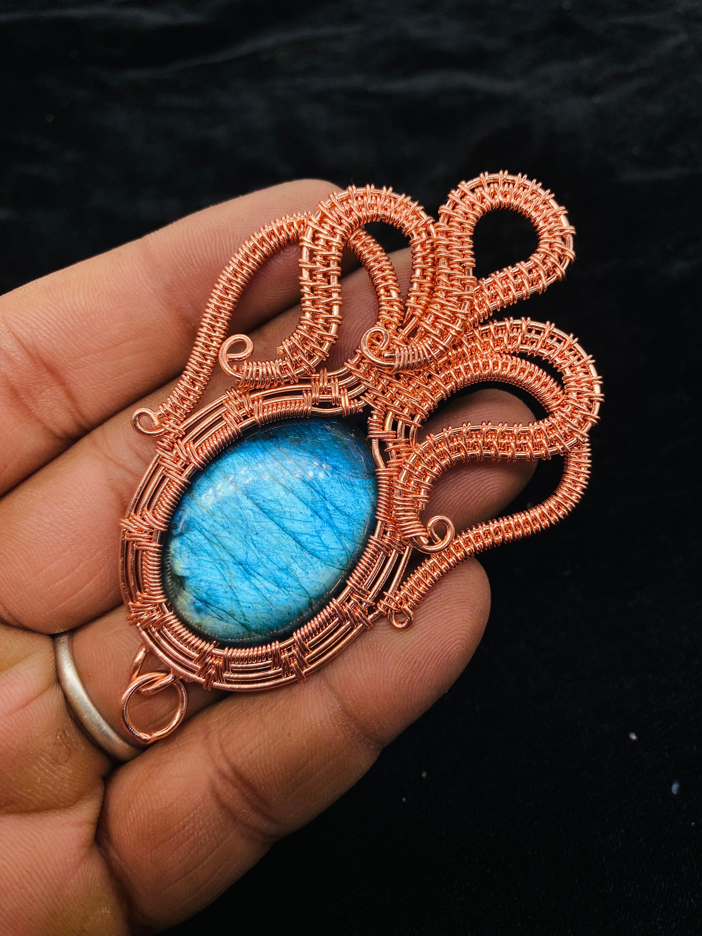 Ciondolo in labradorite fatto a mano: gioiello avvolto in filo di rame patinato - Italia Ciondolo in labradorite fatto a mano: gioiello avvolto in filo di rame patinato - Italia