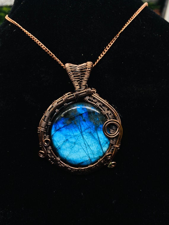 希少なブルーラブラドライトワイヤーラップペンダント