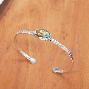 Türkis Silber Armreif, Hand gestempelt zarter Armreif, Oval Türkis Stein Armband, Boho Chic Silber Armreif, Geschenk für sie