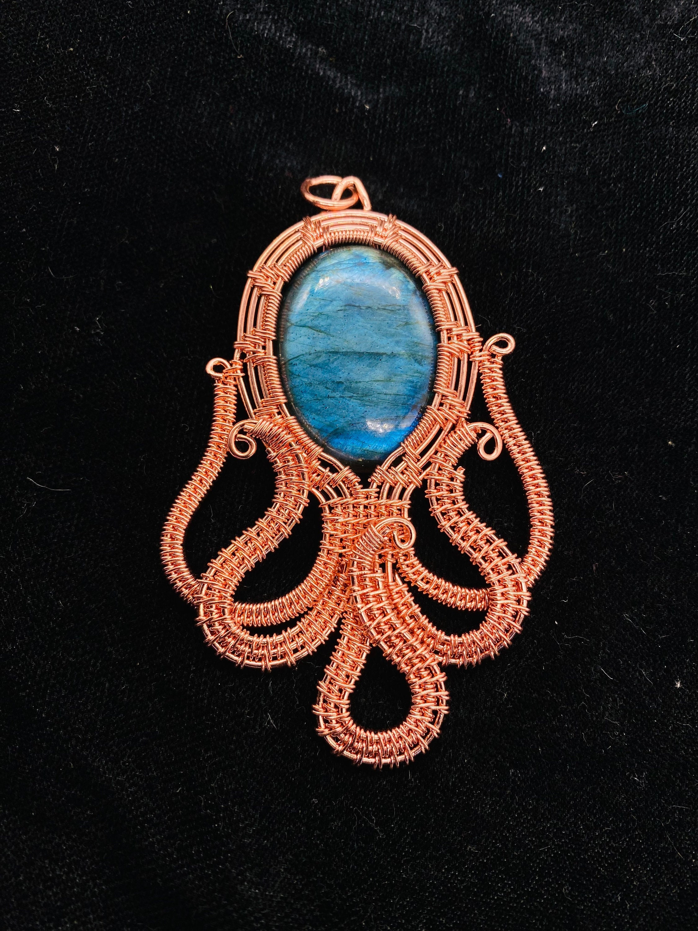 Ciondolo in labradorite con polpo: gioiello con pietre preziose avvolte in filo di rame - Italia Ciondolo in labradorite con polpo: gioiello con pietre preziose avvolte in filo di rame - Italia