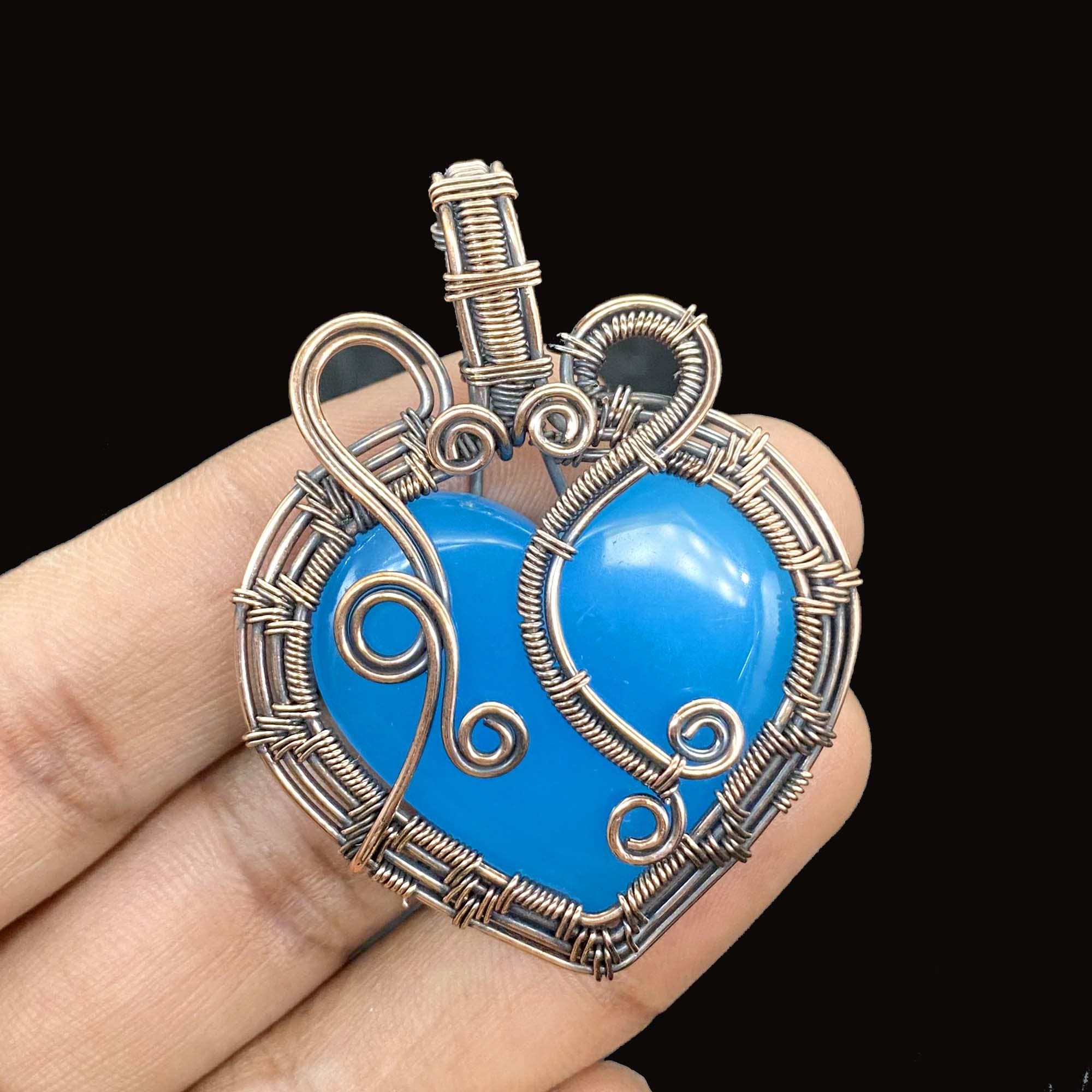 ブルーカルセドニーのハートペンダント：ハンドメイドの酸化銅線で巻