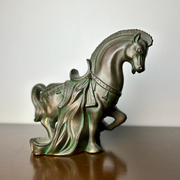 Halverwege de eeuw vintage groene patina afwerking keramiek Oosterse Chinese Tang-dynastie stijl paard sculptuur, bronzen Amerikaanse oorlogspaard standbeeld