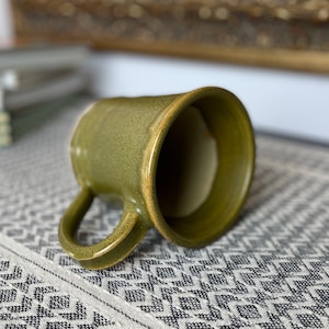 Studio Keramik Kaffeetasse signiert DB, Hand geworfene große Keramiktasse, grün glasierte Keramik