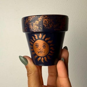 Vaso piccolo vintage Whimsigoth dipinto a mano con luna, sole e stelle