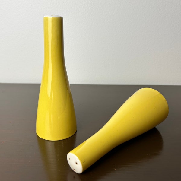 Vintage Mikasa Yellow Cera-Stone "Dolly" Salt Pepper Shakers Set, Mid Century Modern, MCM 1960's Eetkeuken