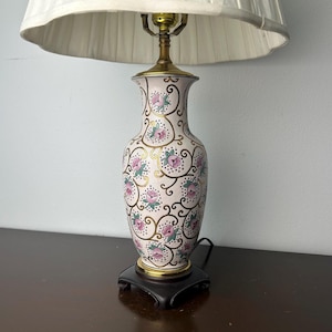 Vintage Chinoiserie Pink & Gold Blumenkeramik Tischlampe mit Schirm, Schreibtisch Aufgabenbeleuchtung im asiatischen / orientalischen Stil, Grandmillennial Schreibtischleuchte