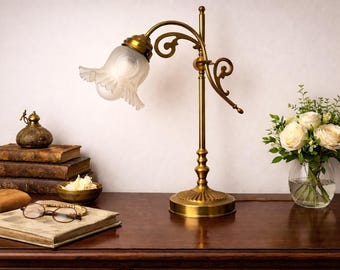 Lámpara de mesa de cuello de cisne estilo Art Nouveau francés vintage, con pantalla de latón y cristal floral.