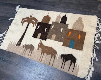 Alfombra/tapiz Kilim de lana tejida a mano con motivos pictóricos de animales y aldeas/edificios.