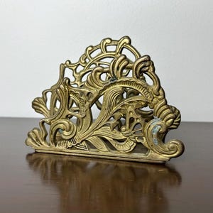 Porta-guardanapos/cartas de latão vintage, borboleta de pergaminho art nouveau orgânica esvoaçante, cozinha de jantar ornamentada em ouro, organizador de papelada de mesa