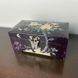 Vintage Traditional Korean Jewelry Box Purple Lacquered Mother of Pearl Inlay Butterflies, Asian Oriental Vantiry Decor, Ring Organizer