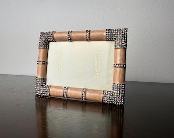 Marco de fotos vintage con cristales Swarovski y esmalte rosa, elegante y llamativo para exhibir fotos.