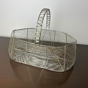 Vintage französischer Metalldraht Eierkorb, rustikale Küchenaufbewahrung für das Land / Bauernhaus, Fil de Fer Korb Frankreich, antiker Bauernsammelkorb