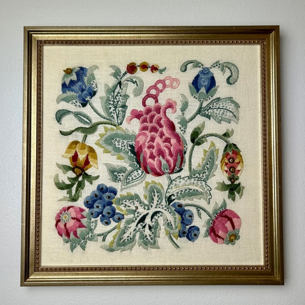vintage Floral Floral Crewel Terminé / Fini Broderie Encadré Tenture Murale, BOHO Eclectic 1970's Flower Wall Decor