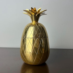Glanzende gouden metalen container met ananas, Hollywood Regency/Maximalist Home Decor, verborgen compartiment fruitplank decoratie