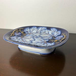 Antike 19th C Pearlware Thomas Dimmock Kobalt & Weißgold Efeu-Kranz-Sockel-Teller, Blauer Fluss Majolica lässt Fußplatte